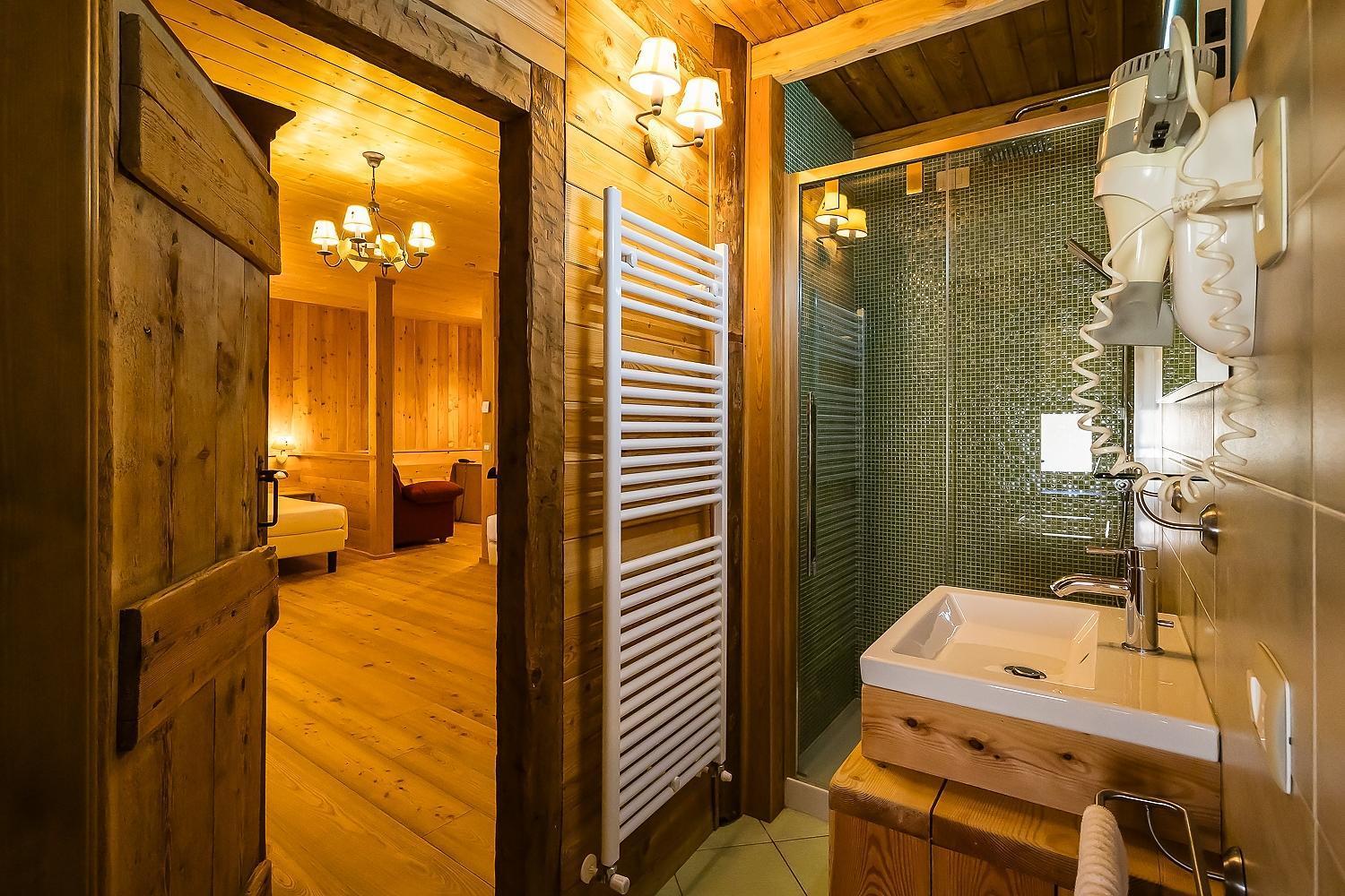 Suite,1744969742:JPEG